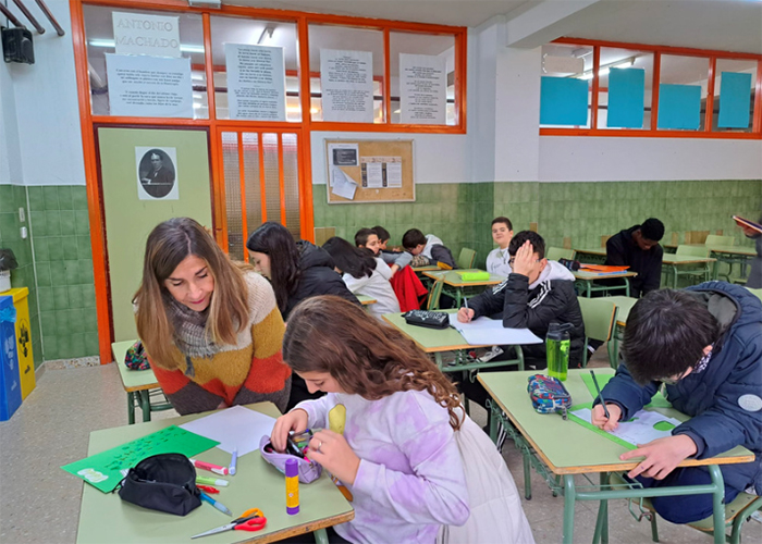 Students crafting together.