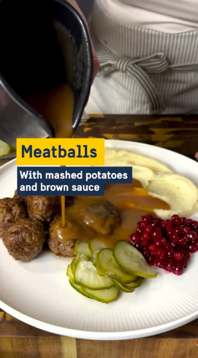 Meatballs with mashed potatoes and brown sauce.